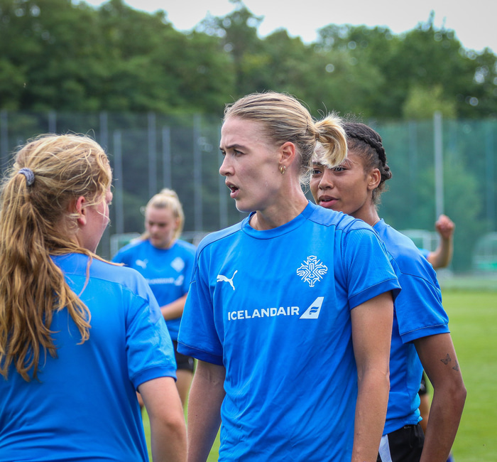 Leiðtoginn Dagný Brynjarsdóttir ræðir við Amöndu Andradóttur á æfingu.
