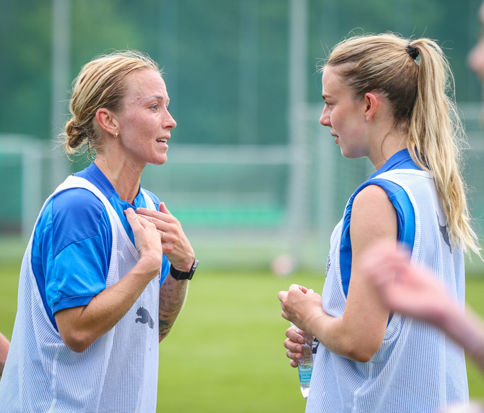 Gunnhildur Yrsa ræðir við Elínu Mettu á æfingu.