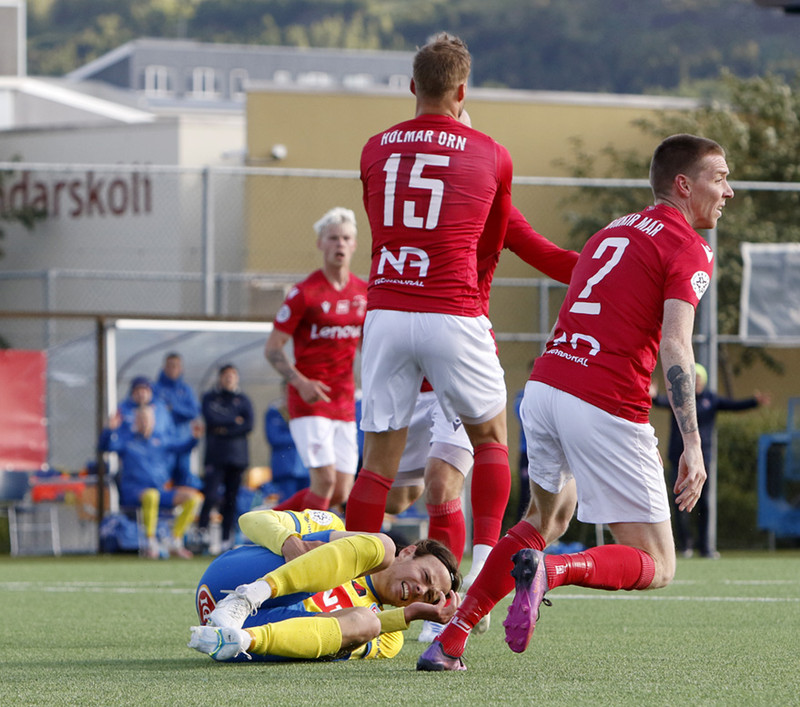 Myndir: Hólmar reiddist og taldi Nökkva hafa reynt að plata dómarann