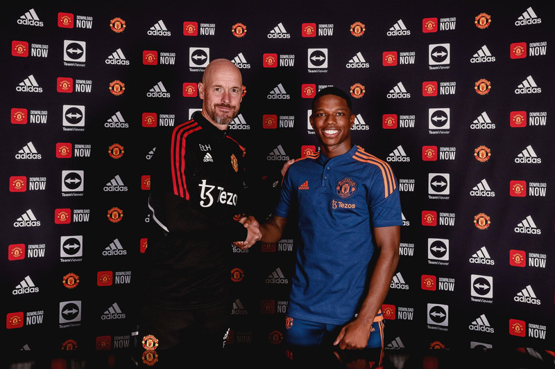 Erik ten Hag, stjóri Man Utd, með Malacia.