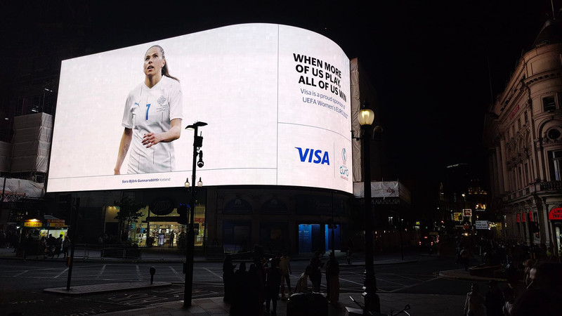 Sara Björk á skjánum á Picadilly Circus