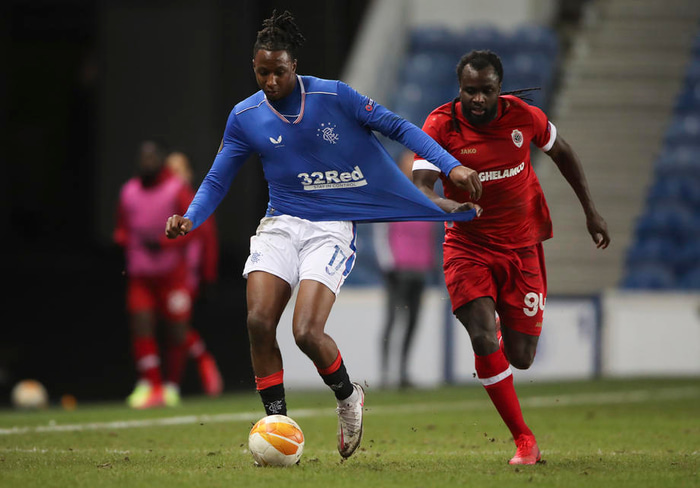 Aribo hér í baráttu við Jordan Lukaku, yngri bróður Romelu.