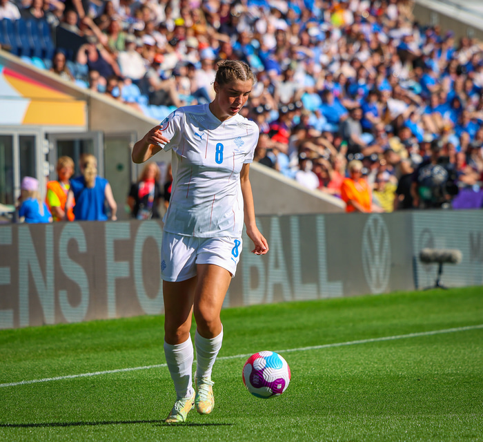 Karólína Lea færist á miðjuna.