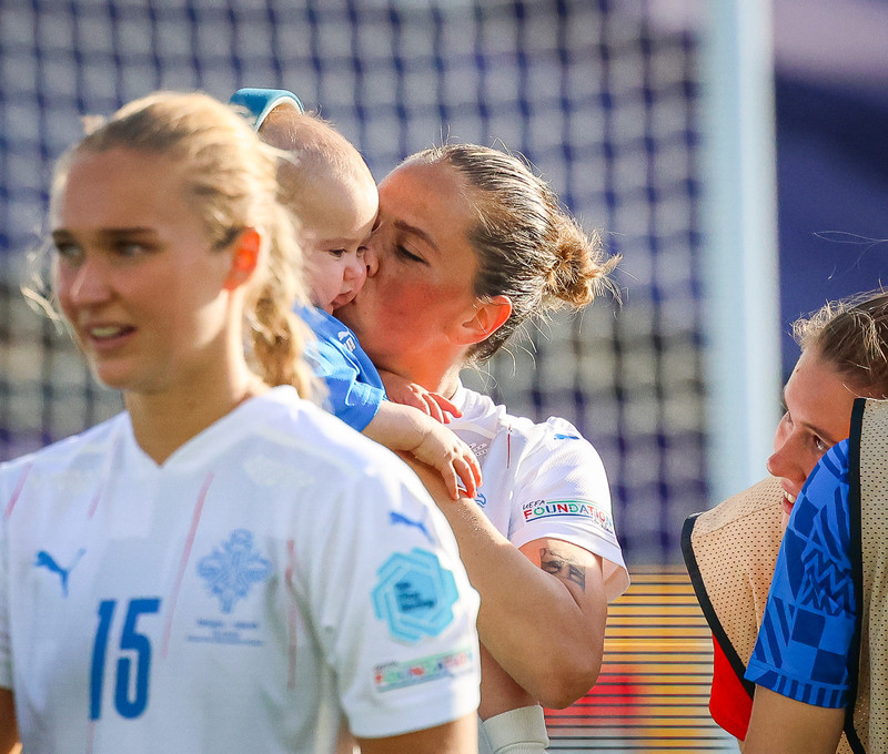 Sara Björk með syni sínum.