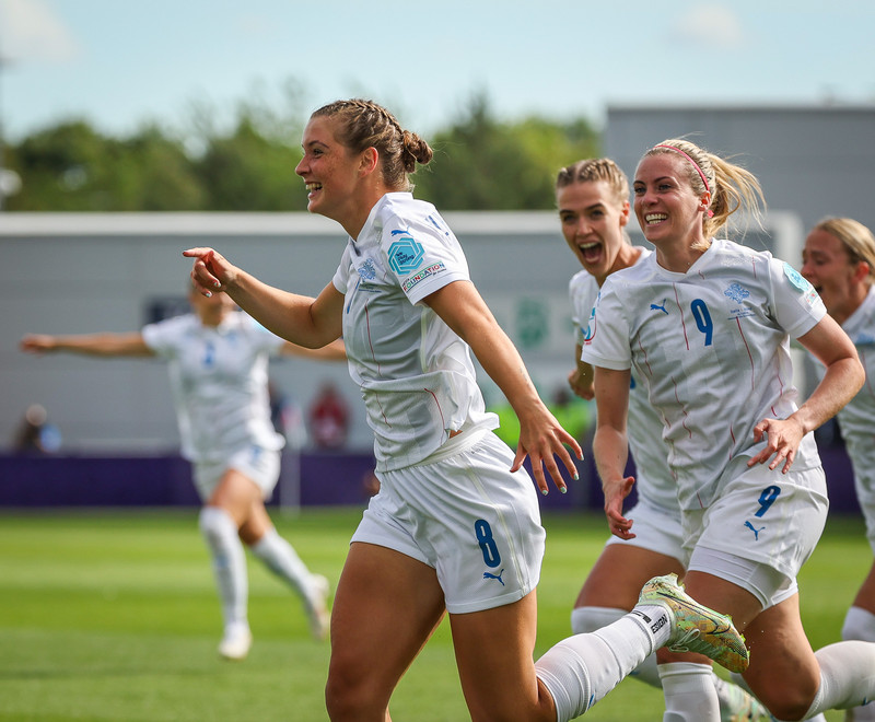 Ísland fagnar marki á Evrópumótinu í Englandi.