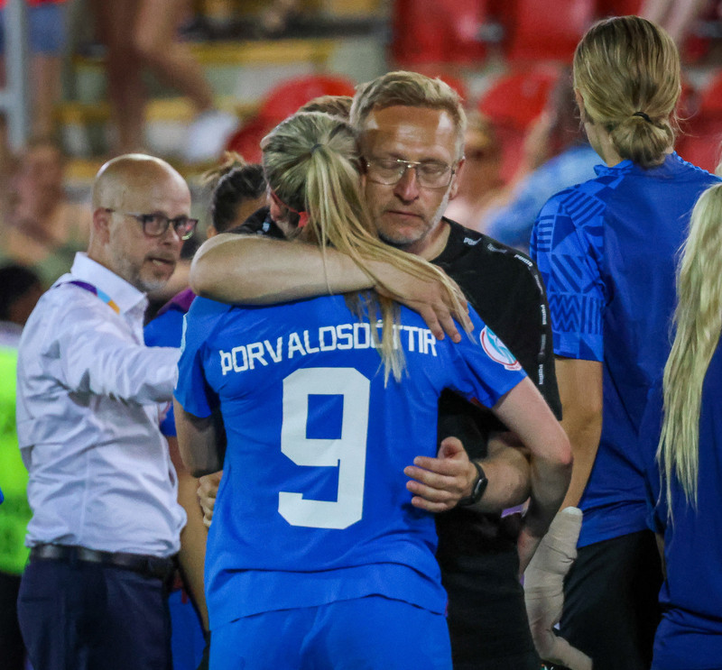 Faðmar Berglindi Björgu eftir leikinn í kvöld