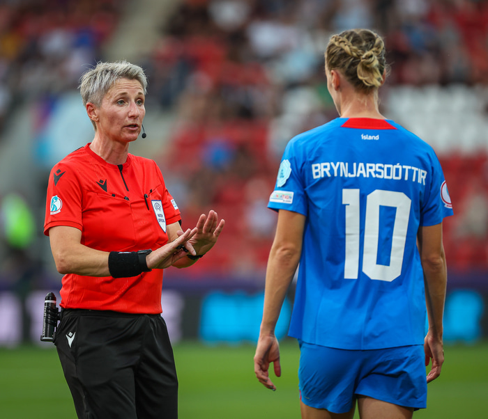Jana Adámková ræðir við Dagný Brynjarsdóttur á EM í Englandi.