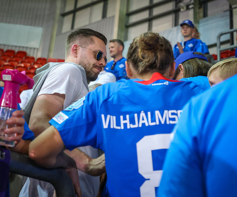 Gylfi sást í fyrsta sinn opinberlega eftir handtökuna fyrr í sumar þegar hann mætti á tvo af landsleikjum Íslands á Evrópumóti kvenna.
