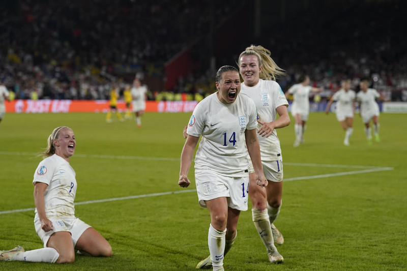 Fran Kirby fagnar marki í gær.