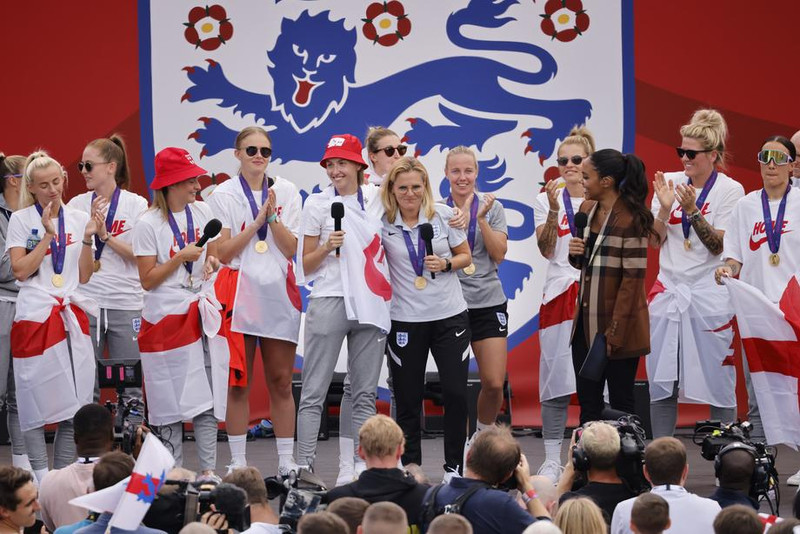 Lea Williamson og Sarina Wiegman þjálfari á torginu í dag.