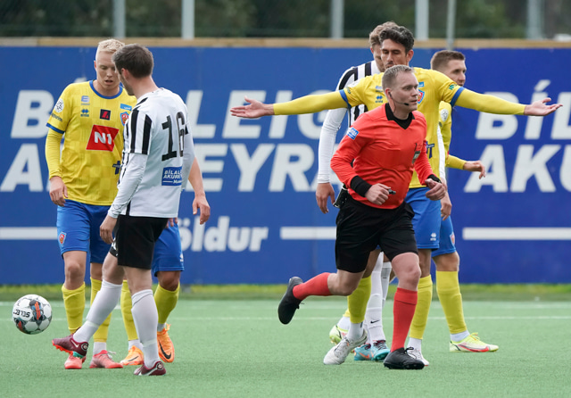 Egill Arnar Sigurþórsson, dómari, sá ekkert athugavert við þessa tæklingu Atla
