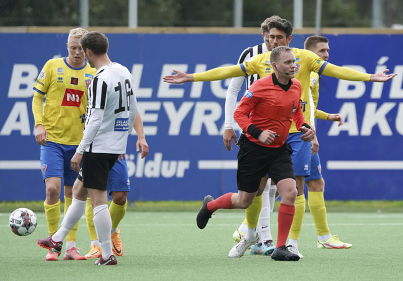 Egill Arnar Sigurþórsson, dómari, sá ekkert athugavert við þessa tæklingu Atla