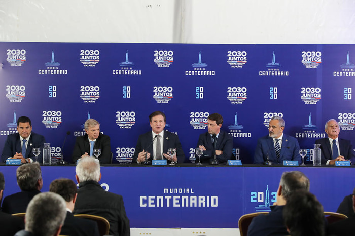 Fulltrúar Conmebol, Argentínu, Síle, Úrúgvæ og Paragvæ sameinuðust á fréttamannafundi.