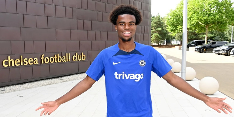 Ungstirnið Chukwuemeka fór frá Aston Villa til Chelsea.