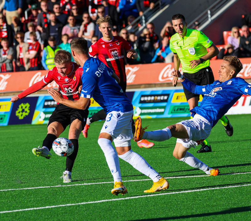 Ari að skora markið í kvöld