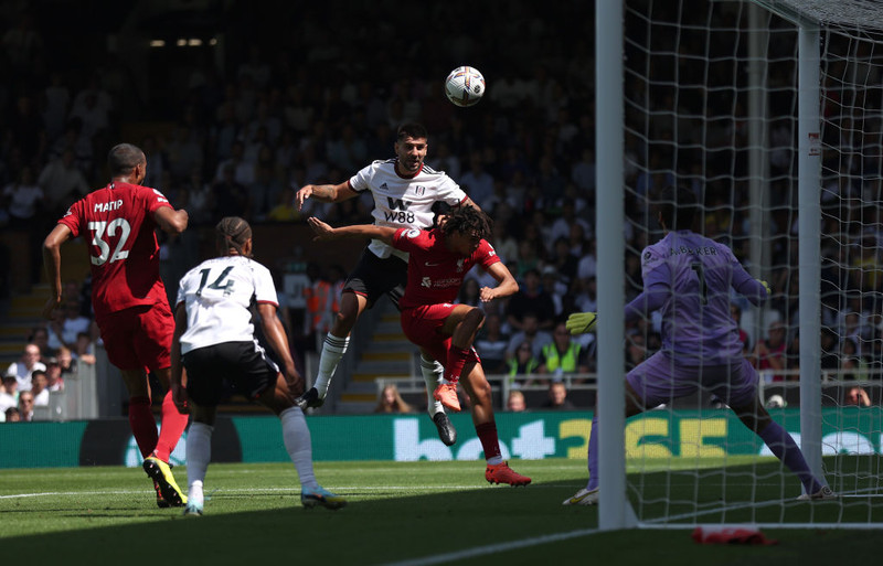 Mitrovic stangar knöttinn inn.