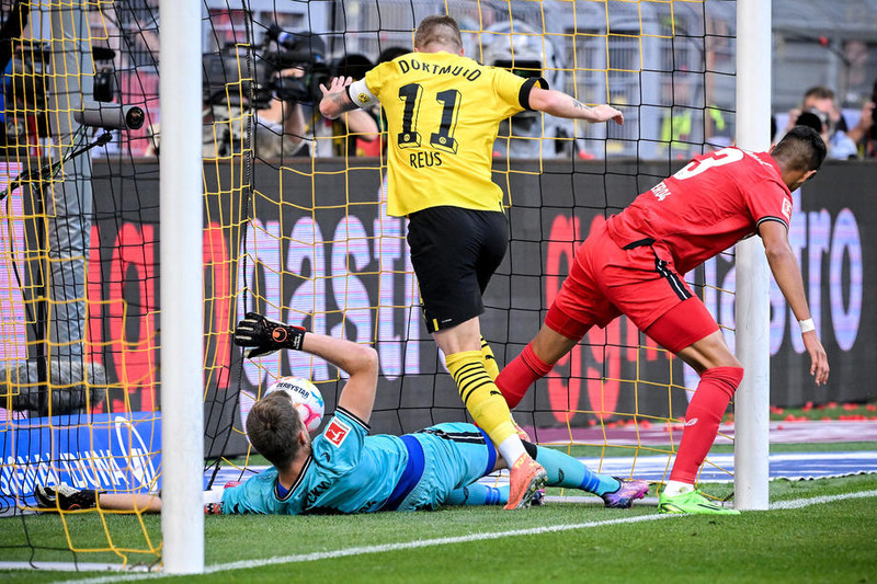 Marco Reus vildi tryggja það að boltann færi yfir línuna
