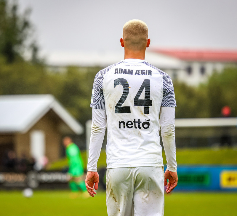 Adam með tvennu.