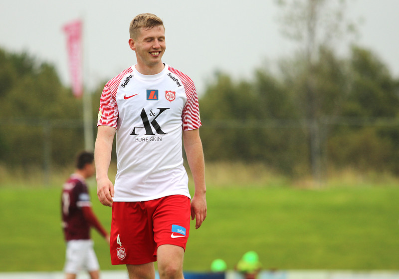 Hermann Helgi gengur hlæjandi af velli.