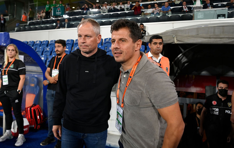 Þjálfarar Breiðabliks og Istanbul Basaksehir á hliðarlínunni í gær