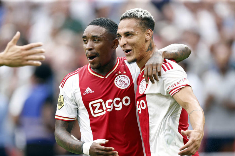 Antony og Steven Bergwijn fagna saman. Bergwijn setti þrennu í stórsigrinum.
