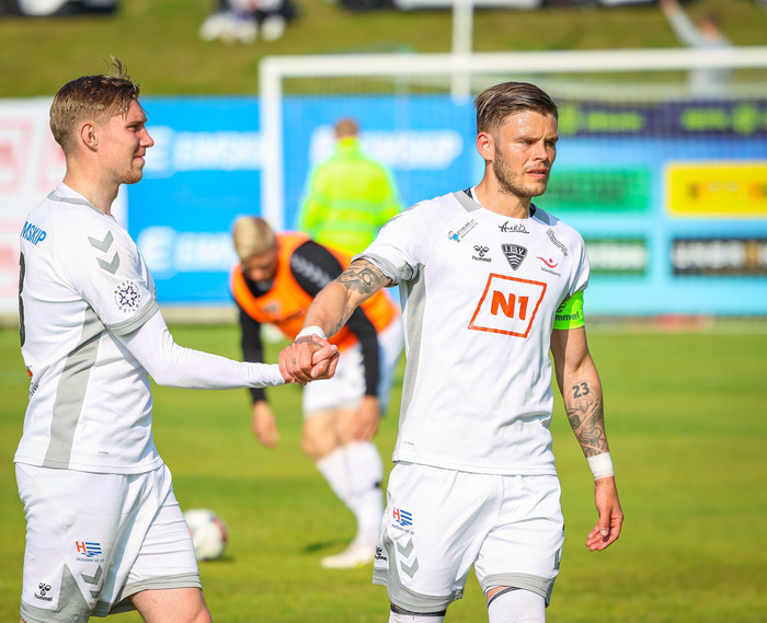 Fyrirliðinn áfram.