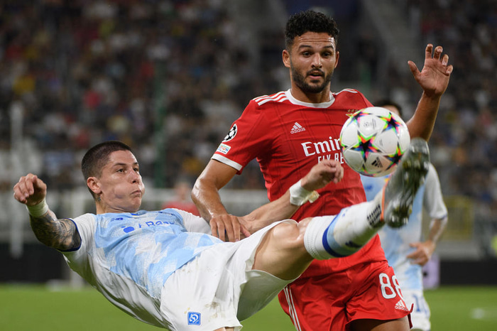 Denys Popov leikmaður Dynamo Kiev og Goncalo Ramos hjá Benfica í baráttunni.