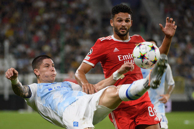 Denys Popov leikmaður Dynamo Kiev og Goncalo Ramos hjá Benfica í baráttunni.