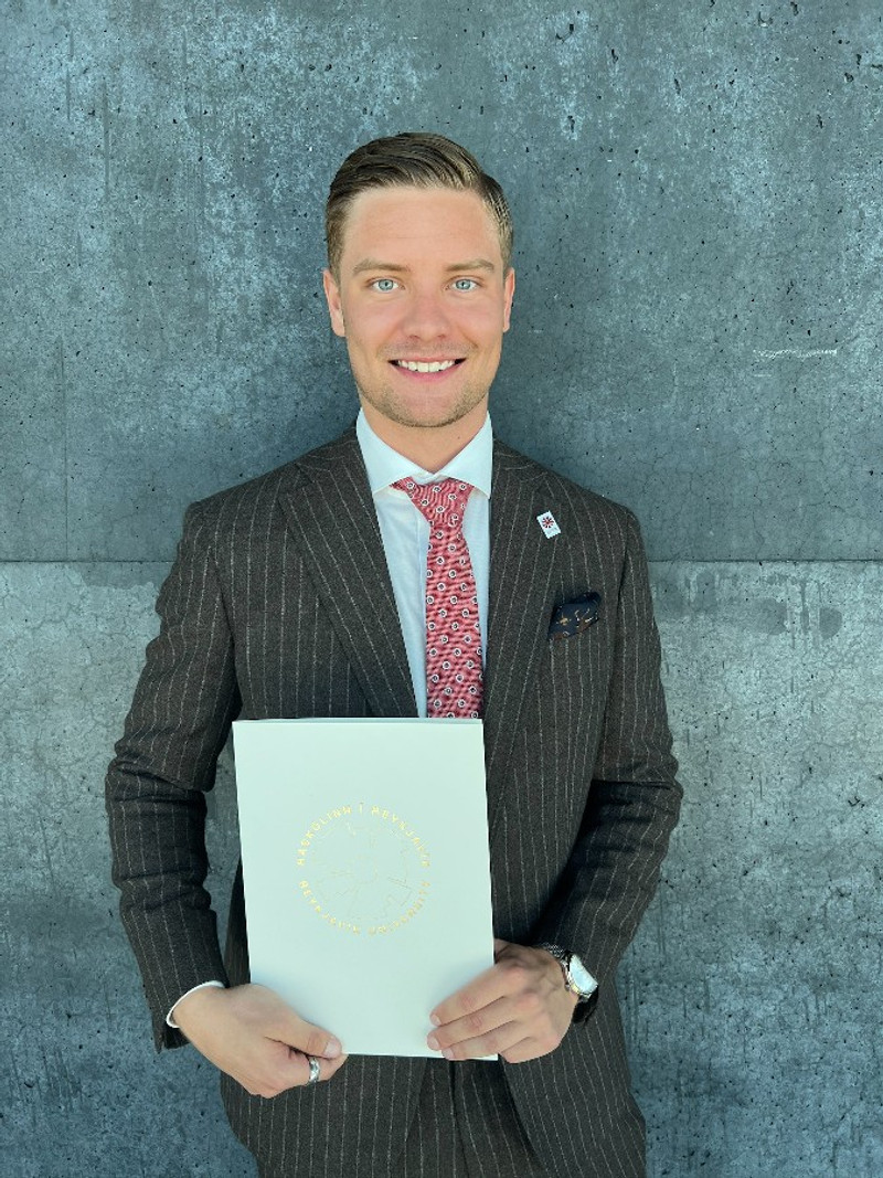 Greinarhöfundur við útskriftina.