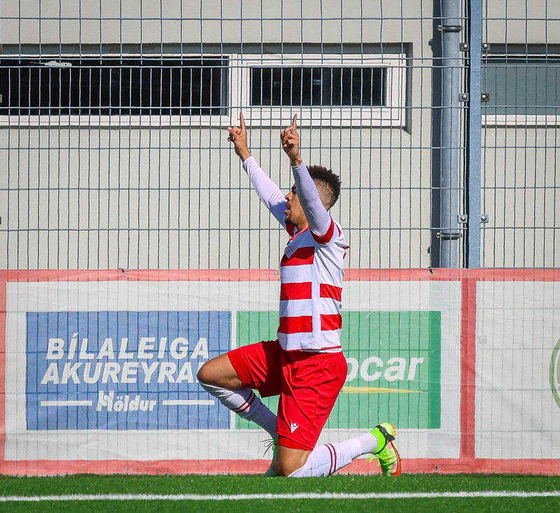 Bruno fagnar marki.