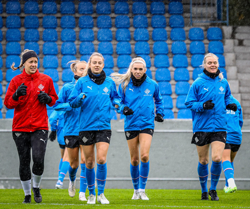 Elín Metta (önnur frá vinstri) á æfingu hjá landsliðinu á Laugardalsvelli í dag.
