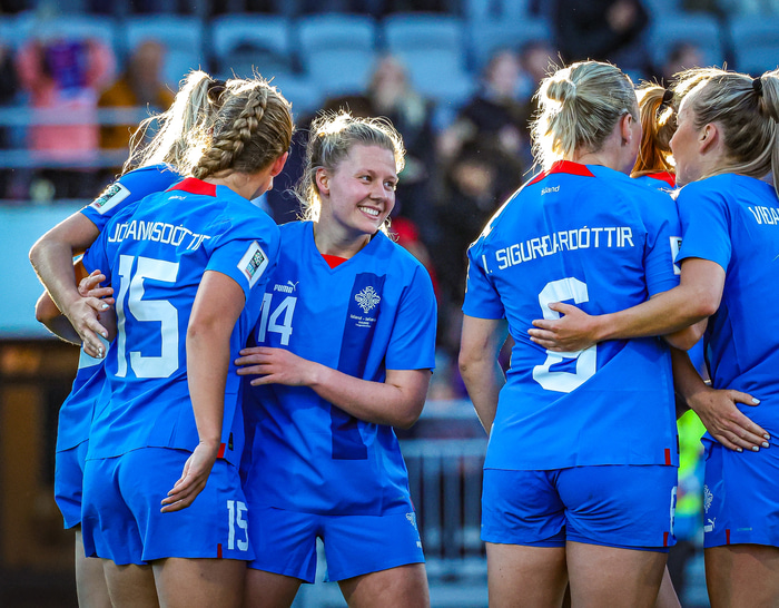 Kvennalandsliðið er í 14. sæti á heimslista FIFA.