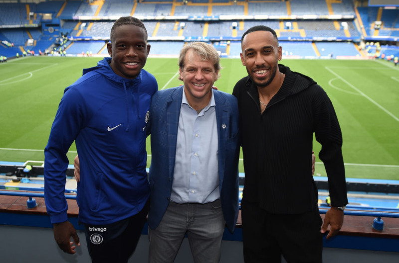 Todd Boehly ásamt Denis Zakaria og Aubameyang.