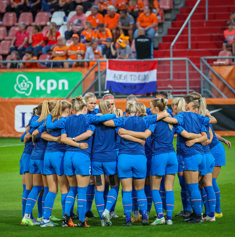 Styttist i stóru stundina - Stelpurnar æfa á keppnisvellinum í dag