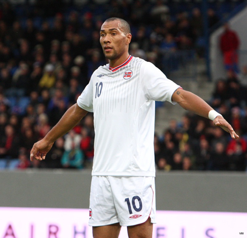 John Carew í landsleik á Laugardalsvelli.