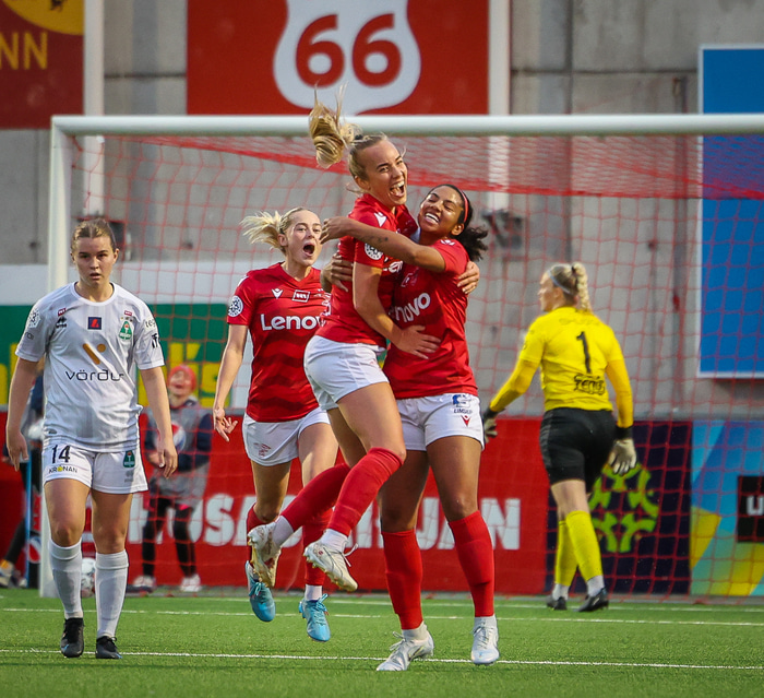 Cyera Hintzen jafnaði fyrir Val og fagnar hér með Elísu Viðarsdóttur.