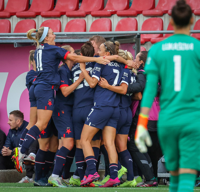 Myndaveisla: Naumt tap hjá Val gegn Slavia Prag