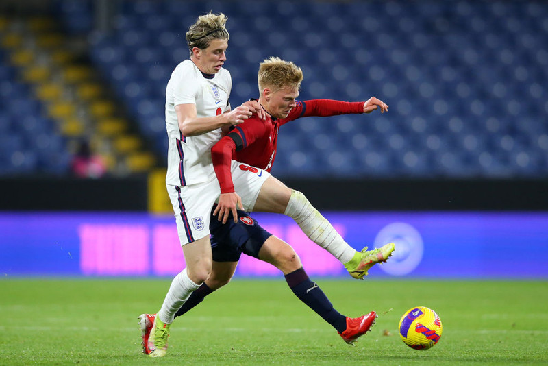 Í baráttunni við Conor Gallagher (England) í undankeppninni.