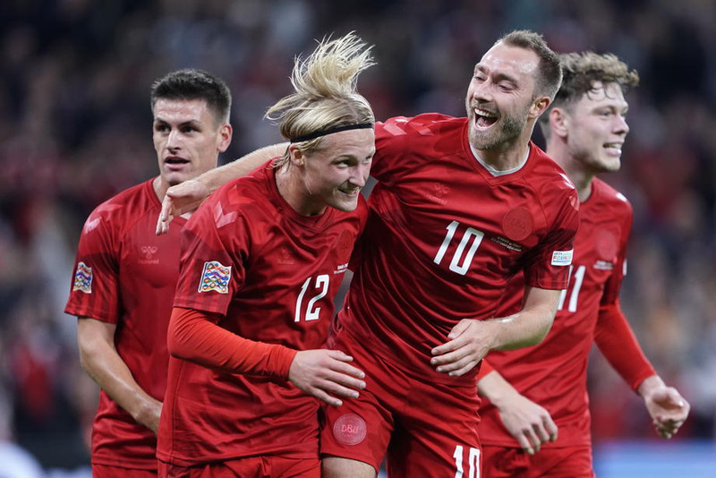 Christian Eriksen og Kasper Dolberg fagna fyrsta markinu gegn Frökkum