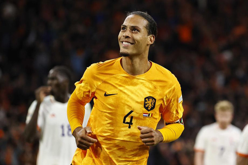 Virgil van Dijk sendi Hollendinga í úrslit
