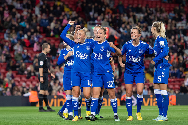Everton fagnar á Anfield í gær.