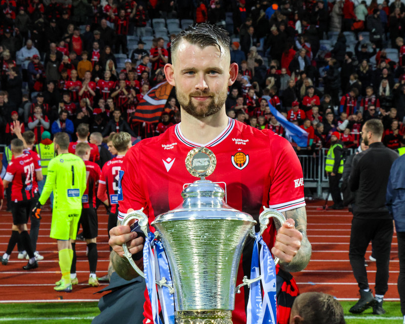 Nikolaj með bikarinn.