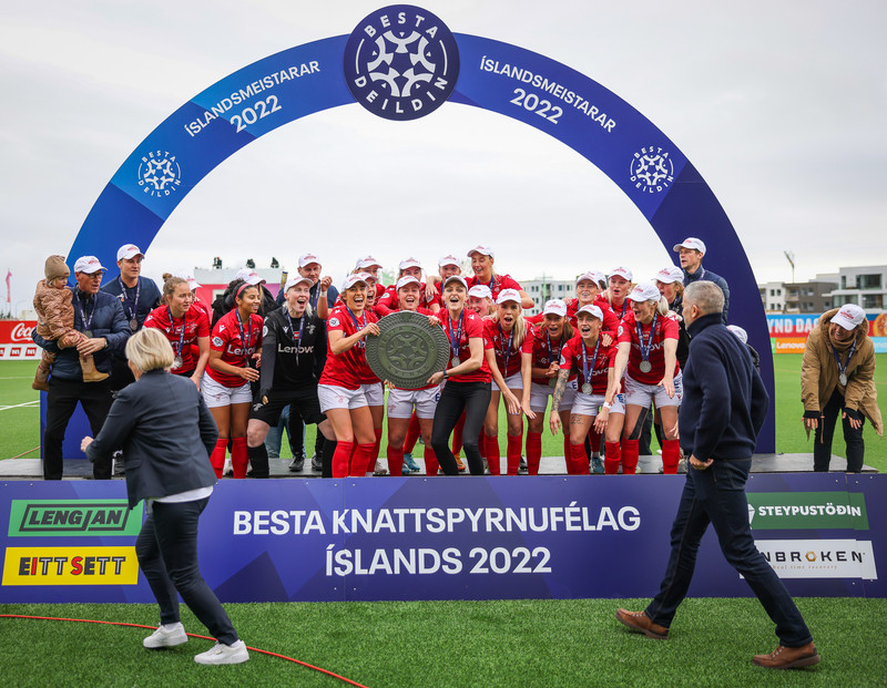 Skjöldurinn afhentur í fyrsta sinn - Orri og Vanda mættu