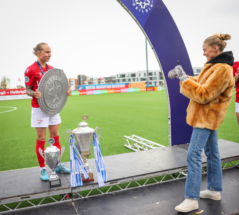 Myndaveisla: Valur fékk Íslandsmeistaraskjöldinn eftir jafntefli gegn Selfossi