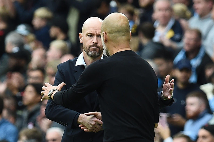 Erik Ten Hag og Pep Guardiola takast í hendur