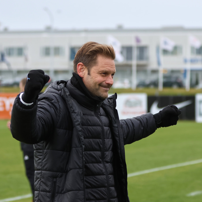 Jón Þór Hauksson á hliðarlínunni í dag.