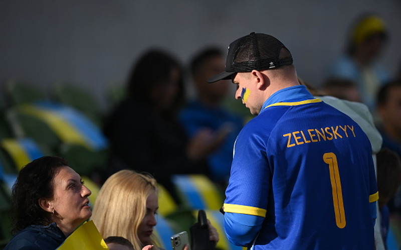 Stuðningsmaður úkraínska landsliðsins í treyju merktri forseta landsins, Volodymyr Zelenskiy.
