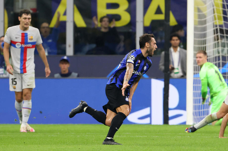 Hakan Calhanoglu fagnar marki sínu gegn Barcelona