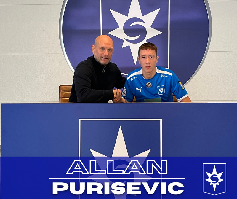 Allan Purisevic handsalar samninginn við Þorvald Örlygsson.