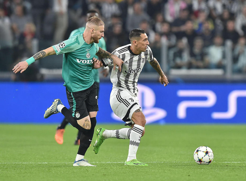 Di Maria átti góða tilraun í síðari hálfleiknum sem var varin.